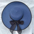 Cappello da sole in paglia blu scuro a tesa larga con nastro nero e fiocco decorativo - Taglia Unica (55-58cm) / Bordo Nero Blu Notte