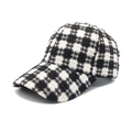 Detailansicht der schwarz-weißen Tweed-Textur auf einer Retro-Baseballkappe - M (56-58cm) / Weiß
