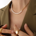 Collana asimmetrica fatta a mano con perle e catena a graffetta placcata oro 18K - 42cm / Oro/Bianco Perla