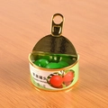 Dettaglio di una lattina di mele in miniatura con linguetta dorata e pezzi di mela - Mele in scatola