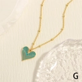 Detalle de collar dorado con colgante de corazón azul en bandeja de cerámica - Azul Cian