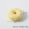 Charm beignet jaune artificiel avec glaçage blanc et motif flocon de neige, 4cm - Modèle uniquement / Donut Graffiti Jaune