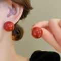 Nahaufnahme glänzender roter Kugel-Ohrringe am Modell mit Fokus auf das Finish - 63# 925 Sterling Silber Ohrstecker - Rote einfache Kugel