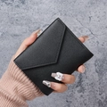 Minimalistische schwarze Damen Geldbörse aus genarbtem Leder im Briefumschlag-Stil - Schwarz