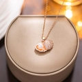 Collana a conchiglia in oro rosa con perla e strass esposta su un porta gioielli - Stile Conchiglia Perla (8834) / Oro rosa