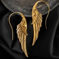 Boucles d'oreilles plumes dorées vintage de style ethnique sur fond sombre texturé - Ailes Vintage en Or Antique (07)