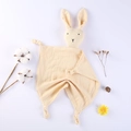 Détail du doudou lapin en mousseline de coton jaune pour l'apaisement de bébé - 30*30 cm / Lapin Beige