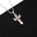 Détail du pendentif croix avec cadre argenté fluide et incrustation de zircon rose doré - Croix de Fluide de Lave