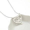 Collar de corazón de plata con colgante de nota musical sobre plato de cerámica blanca - Nota Musical de Corazón / 895 Color Acero