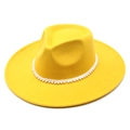Dettaglio di un cappello fedora in lana gialla con fascia decorativa di perle - M(56-58cm) / Giallo
