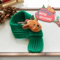 Detail eines grünen Weihnachts-Strickschals für Haustiere mit 3D-Hirsch und Deko - S / Weihnachtsgrüner Schal