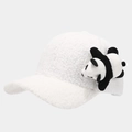 Dettaglio del cappellino bianco in lana d'agnello con decorazione panda 3D morbida - Regolabile / Bianco