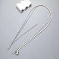 Catena a tracolla multistrato in perle e metallo argento con pendente a cuore e moschettoni - Tracolla / Doppia Catena con Ciondolo a Cuore (K2218)