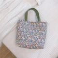 Detail einer floralen Canvas-Tasche mit Druckknopfverschluss und grünen Tragegriffen - Grün und Rosa Floral