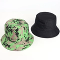 Détail de chapeaux bob camouflage numérique et noir uni avec bords cousus pour extérieur - M (56-58cm) / Camouflage Numérique Vert