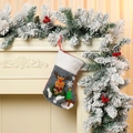 Detalle de calcetín navideño de felpa gris con reno 3D y cartel de Merry Christmas - Ciervo
