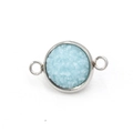 Gedetailleerd zicht van een zilverkleurige ronde connector met blauwe kristallen inleg - Blauwe Matte Stijl (25) / 12mm