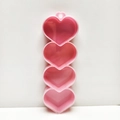 Dettaglio della scatola in plastica rosa a 4 scomparti a forma di cuore per perline - Catena di cuori rosa