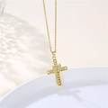 Dettaglio della collana a croce dorata con farfalla in zircone e strass scintillanti - Oro