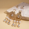 Pendientes vintage dorados con perlas blancas y cristales brillantes sobre mármol - Dorado (Pasador de pendientes de plata de ley 925)