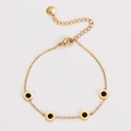 Dettaglio del bracciale a catena dorata con ciondoli neri e numeri romani incisi - Smalto Nero