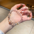Vue détaillée de perles de quartz avec inclusions ambrées et séparateurs argentés sur poignet - Bracelet de Perles d'Espacement Filetées en Cristal Fantôme de Quartz