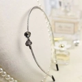 Diadema elegante de strass plateado con un detalle de lazo en piedras gris oscuro - Diadema de strass negra