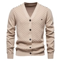 Macro-opname van beige herenvest met V-hals, geometrisch textuurgebreid en bruine knopen - S / Khaki