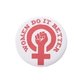 Badge rond en fer-blanc avec slogan Women Do It Better et symbole du poing féministe - Poing féministe WOMEN DO IT BETTER (XZ8103)