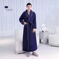 Peignoir long épais en peluche bleu marine pour hommes avec passepoil blanc et ceinture - M / Style Homme / Bleu marine