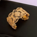 Eleganter vergoldeter breiter Armreif mit aufwendigem hohlem Blumenmuster und Steinen - Goldener Blumenhohlstil (169#)