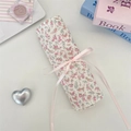 Dettaglio del portatrucco in tessuto floreale con un delicato fiocco di nastro rosa - Rosa a Fiori Twill