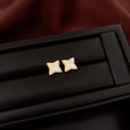 Macro di orecchini a stella dorati con trama radiale su supporto in pelle nera - Oro (Perno per orecchini in argento sterling 925)