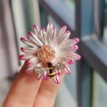 Broche fleur marguerite argent et rose avec une abeille jaune et ailes en cristal - Marguerite Rose Blanc Abeille