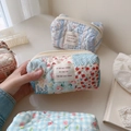 Detailansicht der gesteppten Baumwoll-Kosmetiktasche mit Blumenmuster und Reißverschluss - Blau Rot Beige Großes Gitter Floral