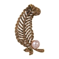 Spilla vintage a forma di piuma con strass champagne e una grande perla bianca - Oro Antico (B270-A)