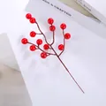 Vue détaillée de baies rouges artificielles brillantes sur branches pour décoration - Rouge 13 Baies