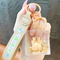 Porte-clés ours de dessin animé mignon avec lanière JOYFUL en finition beige épurée - Cube Rempli de Liquide-Capybara Détendu