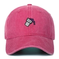 Détail de la casquette rose en coton délavé avec broderie de gobelet de liquide violet - Taille unique / Rose rouge