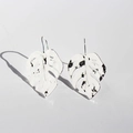 Orecchini a foglia di monstera in argento con texture a macchie nere su sfondo bianco - Argento