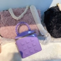 Dettaglio della borsa a secchiello con borchie viola e borse in peluche rosa e nero - Viola
