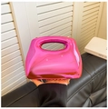 Primer plano de bolso rosa fucsia brillante con acabado espejo y cadena dorada - Rosa