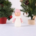 Detalle de muñeca ángel de peluche con gorro y bata de punto rosa en árbol de Navidad - Colgante de niño rosa