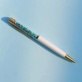 Dettaglio della penna a sfera in cristallo bianco con pietre turchesi e finiture oro - Refill Nero 14cm / Turchese