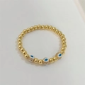 Detailansicht eines 18K vergoldeten Perlenarmbandes mit mikroverkrusteten Evil-Eye-Anhängern - Dunkelblaues Böser Blick