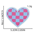 Dimensions détaillées de l'écusson brodé cœur à carreaux avec motif rose et bleu - Écusson Cœur 4# (Bleu Clair et Rose)