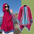 Châle poncho rouge à capuche avec bordure florale bleue pour style ethnique - Couleur 38