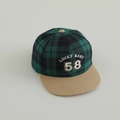 Détail de la casquette à carreaux vert et noir avec visière kaki et broderie Lucky 58 - 52-54cm (3-8 Ans) / Vert