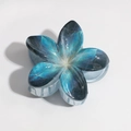 Detalle de la pinza para el pelo frangipani con degradado azul y texturas de seda dorada - Azul Oscuro Jaspeado