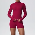 Detalle del conjunto de yoga rojo oscuro con chaqueta de cuello alto y puños con ojal - S / Burdeos